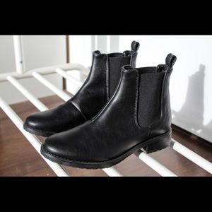 Black Chelsea Boots (vegan)